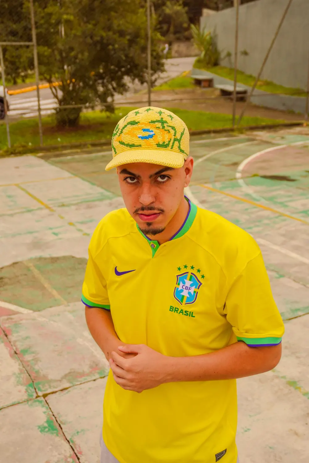Caetano, criador da Patriota Crochês, usando um boné de crochê feito por ele