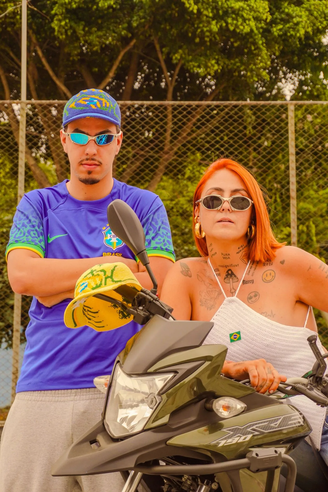 Caetano de moto usando peças de crochê da coleção Copa do Mundo da Patriota Crochês