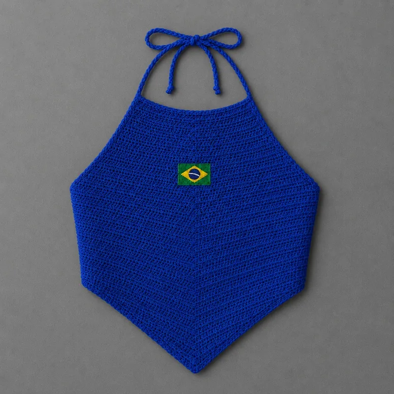 Cropped Brasil de crochê azul com patch da bandeira, coleção Copa do Mundo